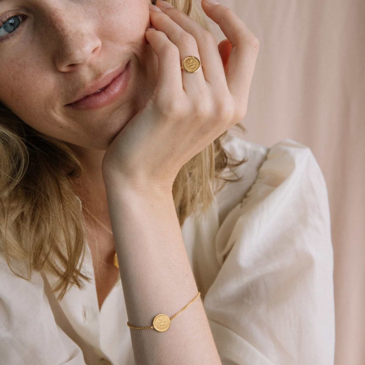 Bracelet médaille plus qu'hier moins que demain